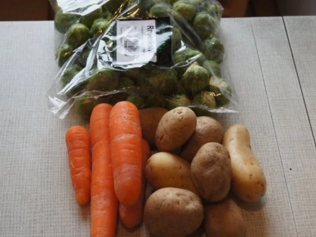 Kassler-Kotelett mit Rosenkohl, Röstzwiebeln und Möhren-Kartoffelstampf - Rezept - Bild Nr. 4