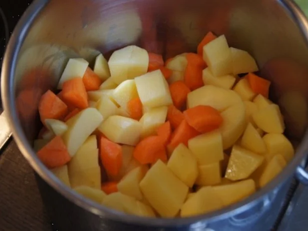 Kassler-Kotelett mit Rosenkohl, Röstzwiebeln und Möhren-Kartoffelstampf - Rezept - Bild Nr. 12