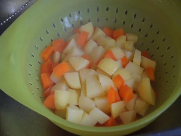 Kassler-Kotelett mit Rosenkohl, Röstzwiebeln und Möhren-Kartoffelstampf - Rezept - Bild Nr. 13