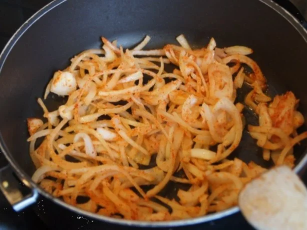 Kassler-Kotelett mit Rosenkohl, Röstzwiebeln und Möhren-Kartoffelstampf - Rezept - Bild Nr. 10