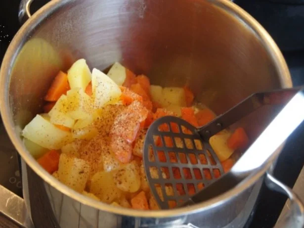 Kassler-Kotelett mit Rosenkohl, Röstzwiebeln und Möhren-Kartoffelstampf - Rezept - Bild Nr. 14