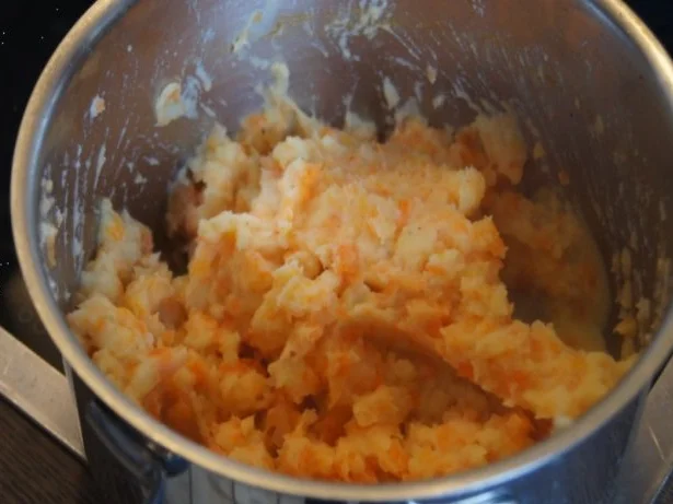 Kassler-Kotelett mit Rosenkohl, Röstzwiebeln und Möhren-Kartoffelstampf - Rezept - Bild Nr. 15