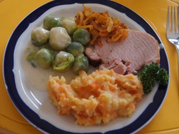 Kassler-Kotelett mit Rosenkohl, Röstzwiebeln und Möhren-Kartoffelstampf - Rezept - Bild Nr. 16