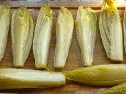 Panierter Chicoree mit Kalbsfilet und Steinpilzsauce - Rezept - Bild Nr. 3