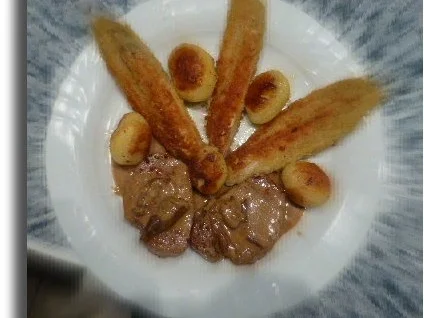 Panierter Chicoree mit Kalbsfilet und Steinpilzsauce - Rezept