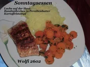 Fisch : Lachs auf der Haut, Bundmöhrchen mit Petersilienbutter, Kartoffelstampf - Rezept