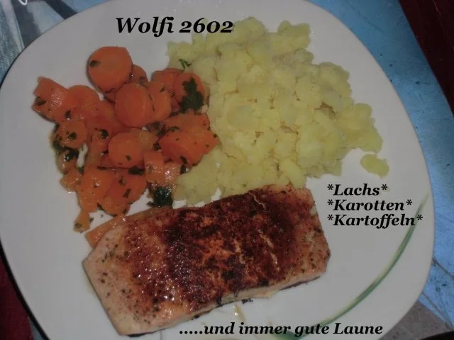 Rezept: Fisch : Lachs auf der Haut, Bundmöhrchen mit Petersilienbutter, Kartoffelstampf Bild Nr. 2 Fisch : Lachs auf der Haut, Bundmöhrchen mit Petersilienbutter, Kartoffelstampf - Rezept - Bild Nr. 2