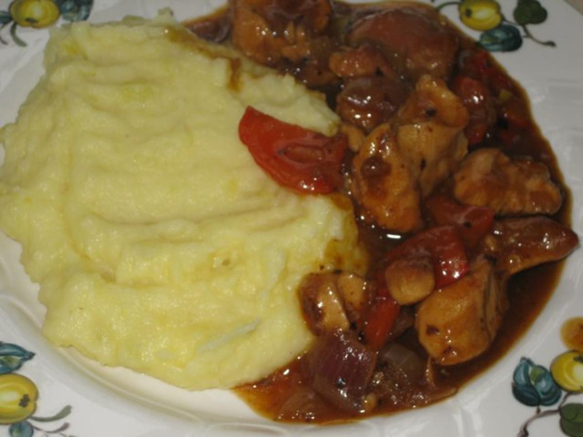 Putengulasch mit Paprika und Zwiebeln - Rezept - kochbar.de