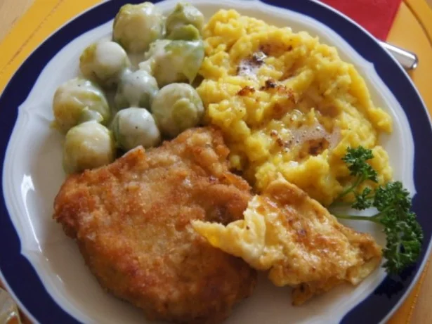 Rezept: Schnitzel mit Rosenkohl und Currypüree Schnitzel mit Rosenkohl und Currypüree - Rezept