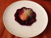 Rezept: Gebackene Lachspraline mit Rote Bete und Granatapfel-Vinaigrette Gebackene Lachspraline mit Rote Bete und Granatapfel-Vinaigrette - Rezept