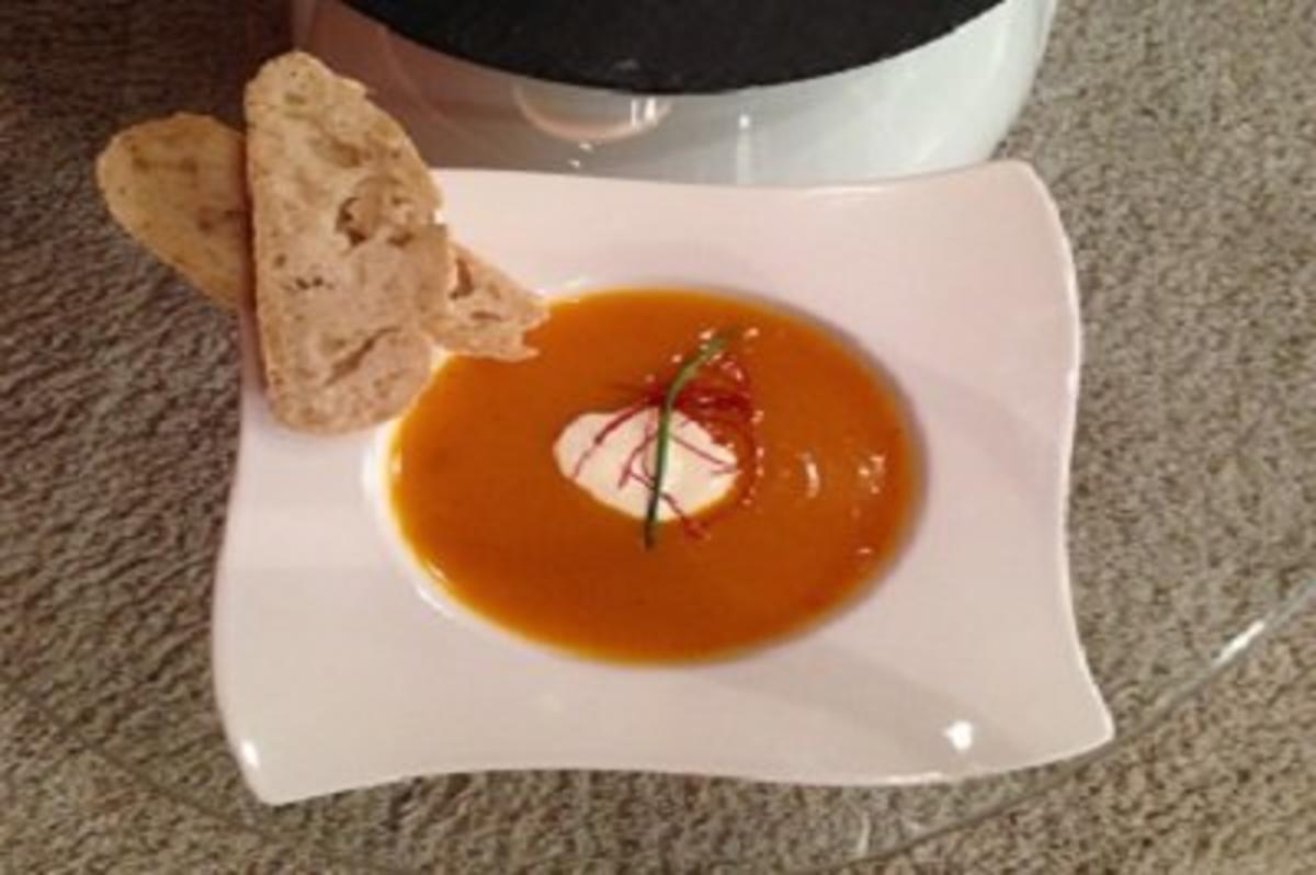 Kürbis-Curry-Suppe mit selbst gebackenen Baguette - Rezept