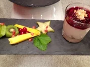 Käsekuchencreme mit Fruchtsoße - Rezept