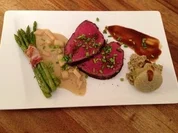 Rinderfilet auf Gorgonzola-Birnen-Soße mit Steinpilz-Maronen-Soufflé und grünem Spargel - Rezept