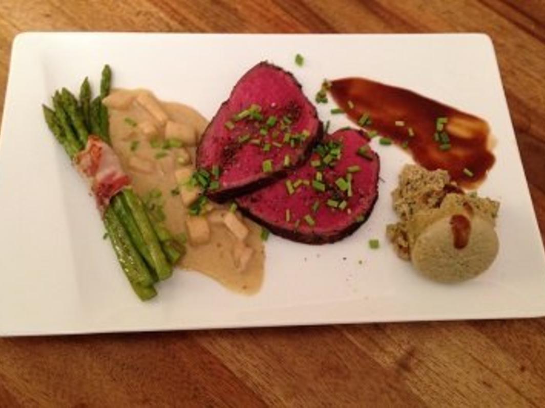 Rinderfilet auf Gorgonzola-Birnen-Soße mit Steinpilz-Maronen-Soufflé ...