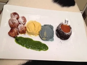 Rezept: Sherry-Teig-Erdbeeren, Basilikum-Honig-Pesto, Ingwer- und Veilchen-Eis und Schokotörtchen Sherry-Teig-Erdbeeren, Basilikum-Honig-Pesto, Ingwer- und Veilchen-Eis und Schokotörtchen - Rezept