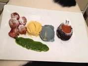 Sherry-Teig-Erdbeeren, Basilikum-Honig-Pesto, Ingwer- und Veilchen-Eis und Schokotörtchen - Rezept