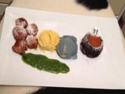 Rezept: Sherry-Teig-Erdbeeren, Basilikum-Honig-Pesto, Ingwer- und Veilchen-Eis und Schokotörtchen Sherry-Teig-Erdbeeren, Basilikum-Honig-Pesto, Ingwer- und Veilchen-Eis und Schokotörtchen - Rezept