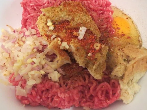 Rezept: Kochen: Bifteki spezial mit Rahmchampignons Bild Nr. 3 Kochen: Bifteki spezial mit Rahmchampignons - Rezept - Bild Nr. 3