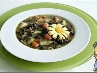 Grünkohlsuppe mit WM- Mini- Balls Würstchen  und mit Gänseblümchen garniert - Rezept