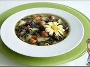 Grünkohlsuppe mit WM- Mini- Balls Würstchen  und mit Gänseblümchen garniert - Rezept