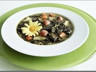 Grünkohlsuppe mit WM- Mini- Balls Würstchen  und mit Gänseblümchen garniert - Rezept - Bild Nr. 2