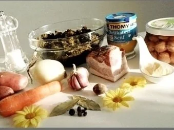 Grünkohlsuppe mit WM- Mini- Balls Würstchen  und mit Gänseblümchen garniert - Rezept - Bild Nr. 4