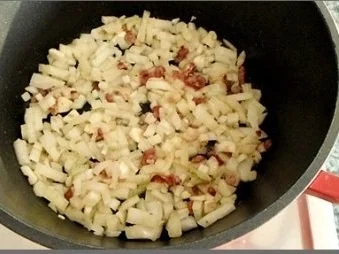 Grünkohlsuppe mit WM- Mini- Balls Würstchen  und mit Gänseblümchen garniert - Rezept - Bild Nr. 9