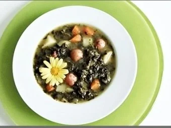 Grünkohlsuppe mit WM- Mini- Balls Würstchen  und mit Gänseblümchen garniert - Rezept - Bild Nr. 19