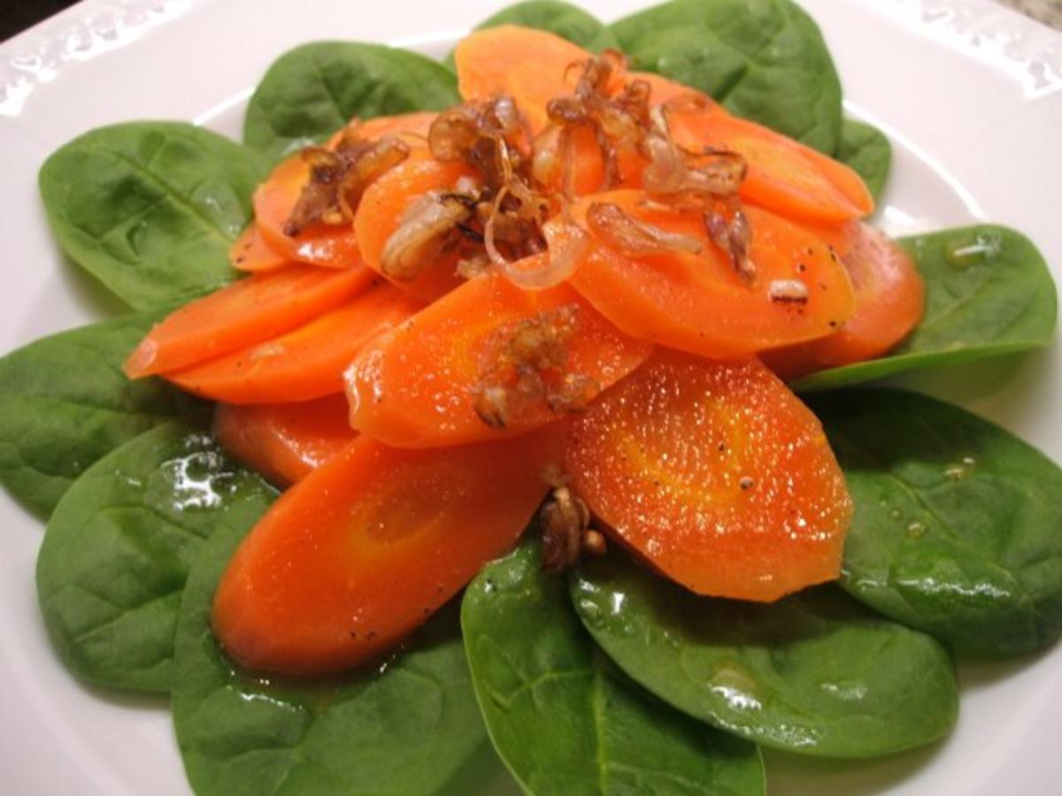 Bilder für Salate: Vanille-Möhren mit Orangendressing auf Babyspinat - Rezept