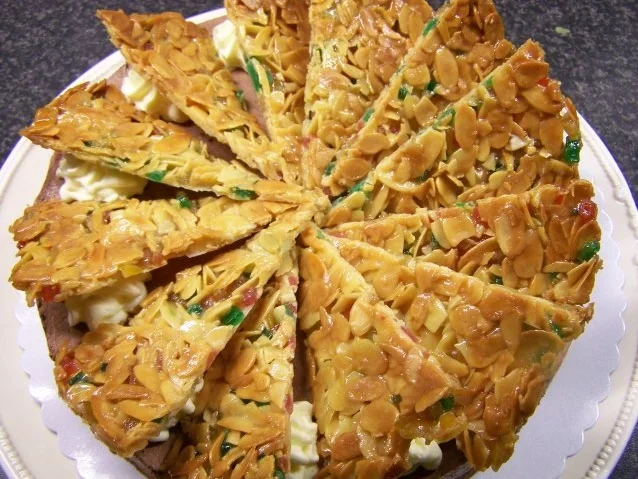 Schokoladencremtorte mit schillernder "Krone" - Rezept - Bild Nr. 13