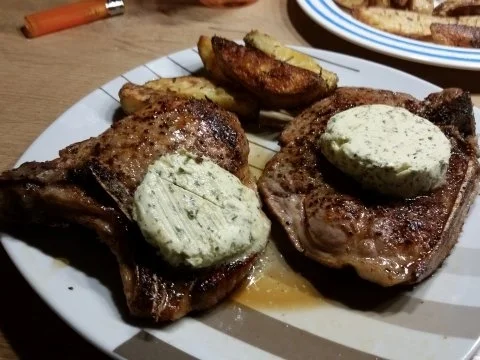 Ofenkartoffeln mit Kotelett und Käuterbutter - Rezept - Bild Nr. 5