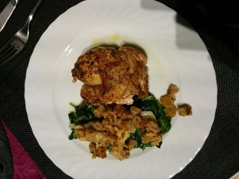 Hähnchenschenkel auf Spinat mit Parmesankrusti - Rezept