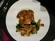 Hähnchenschenkel auf Spinat mit Parmesankrusti - Rezept