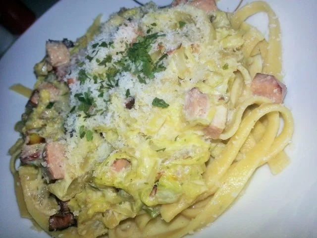 Rezept: Handgemachte Tagliatelle in Schinken-Chinakohlsauce Handgemachte Tagliatelle in Schinken-Chinakohlsauce - Rezept