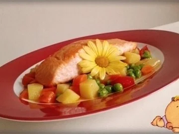 Gebratenes Lachsfilet auf Gemüsebett, mit Gänseblümchen garniert - Rezept