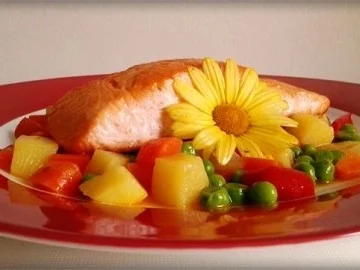 Gebratenes Lachsfilet auf Gemüsebett, mit Gänseblümchen garniert - Rezept - Bild Nr. 2