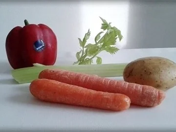 Gebratenes Lachsfilet auf Gemüsebett, mit Gänseblümchen garniert - Rezept - Bild Nr. 4