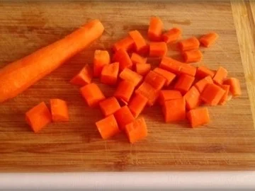 Gebratenes Lachsfilet auf Gemüsebett, mit Gänseblümchen garniert - Rezept - Bild Nr. 5