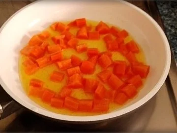 Gebratenes Lachsfilet auf Gemüsebett, mit Gänseblümchen garniert - Rezept - Bild Nr. 6