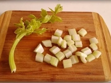 Gebratenes Lachsfilet auf Gemüsebett, mit Gänseblümchen garniert - Rezept - Bild Nr. 7