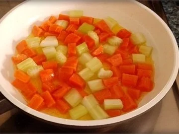 Gebratenes Lachsfilet auf Gemüsebett, mit Gänseblümchen garniert - Rezept - Bild Nr. 8