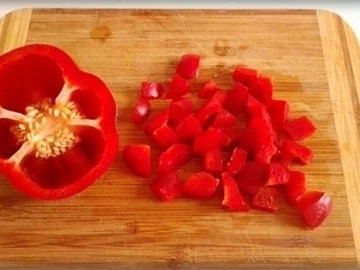 Gebratenes Lachsfilet auf Gemüsebett, mit Gänseblümchen garniert - Rezept - Bild Nr. 9