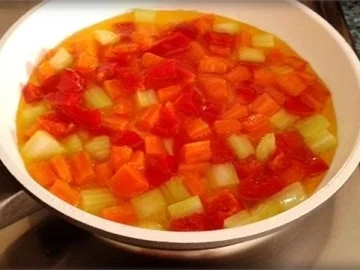 Gebratenes Lachsfilet auf Gemüsebett, mit Gänseblümchen garniert - Rezept - Bild Nr. 10