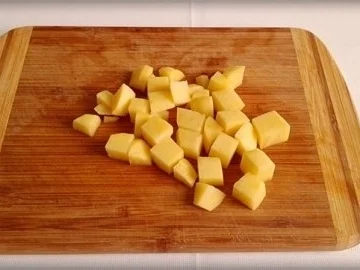 Gebratenes Lachsfilet auf Gemüsebett, mit Gänseblümchen garniert - Rezept - Bild Nr. 11