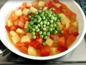 Gebratenes Lachsfilet auf Gemüsebett, mit Gänseblümchen garniert - Rezept - Bild Nr. 12