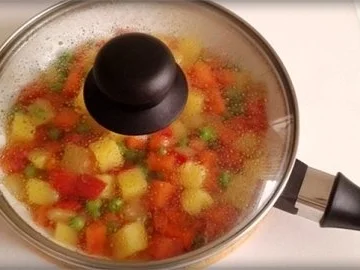 Gebratenes Lachsfilet auf Gemüsebett, mit Gänseblümchen garniert - Rezept - Bild Nr. 13