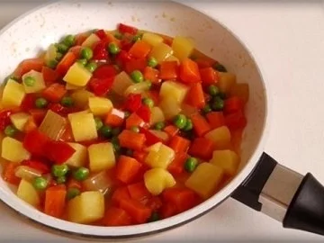 Gebratenes Lachsfilet auf Gemüsebett, mit Gänseblümchen garniert - Rezept - Bild Nr. 14