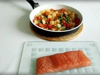 Gebratenes Lachsfilet auf Gemüsebett, mit Gänseblümchen garniert - Rezept - Bild Nr. 16