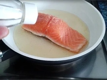 Gebratenes Lachsfilet auf Gemüsebett, mit Gänseblümchen garniert - Rezept - Bild Nr. 17