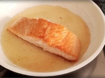 Gebratenes Lachsfilet auf Gemüsebett, mit Gänseblümchen garniert - Rezept - Bild Nr. 18